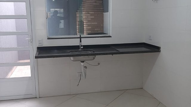 Sobrado NOVO com 3 quartos 1 suíte no Jardim Três Marias