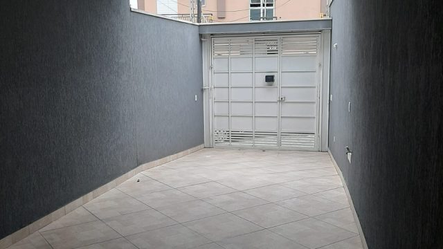 Sobrado Novo com 3 suítes 2 vagas, churrasqueiras no Jardim Três Marias
